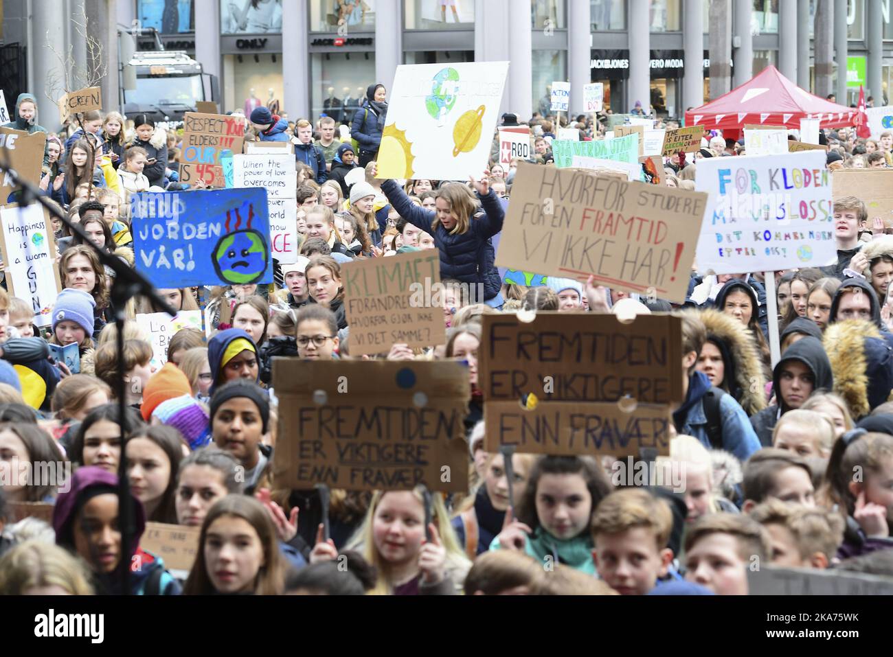 Bergen 20190314. Diverse migliaia di scolari in una protesta climatica a Torgalmenningen a Bergen, Norvegia. Foto: Marit Hommedal / NTB scanpix Foto Stock