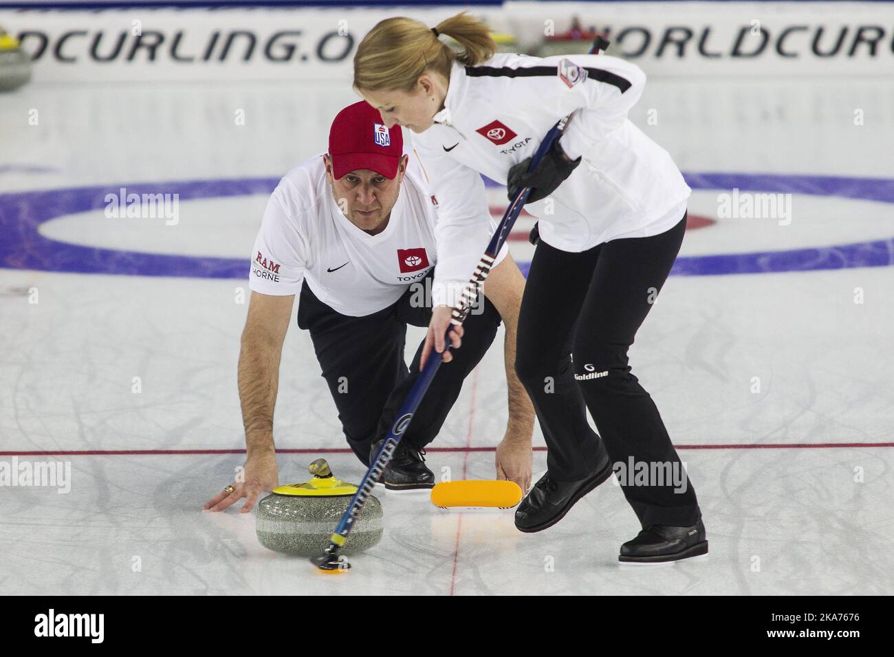 Stavanger, Norvegia 20190420. Campionato del mondo di curling alla Soermarka Arena di Stavanger. Cory Christensen e John Shuster dagli Stati Uniti in azione sotto il Curling World Championship a Stavanger. Foto: Carina Johansen / NTB Scanpi Foto Stock