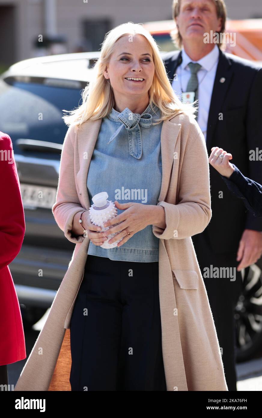 MAJORSTUEN, Norvegia 20190508. Crown Princess mette-Marit sulla sua strada per Majorstua Library. Crown Princess mette-Marit inizia il giro letterario della metropolitana Mercoledì. Il tour è iniziato mercoledì a Kolsaas, a Bekkestua, Roea e Majorstuen. Foto: Lise Aaserud / NTB scanpix Foto Stock