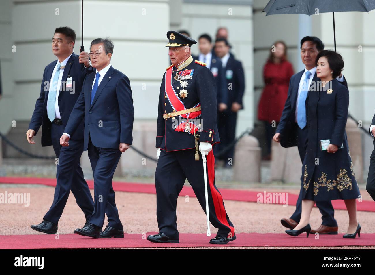 OSLO, Norvegia 20190612. Il presidente della Corea del Sud, Moon Jae-in, e sua moglie Kim Jung, sono accolti in piazza cPalace dal re Harald. Il Presidente Moon Jae-in è in visita ufficiale di Stato di due giorni in Norvegia. Foto: RYAN KELLY / NTB scanpi Foto Stock