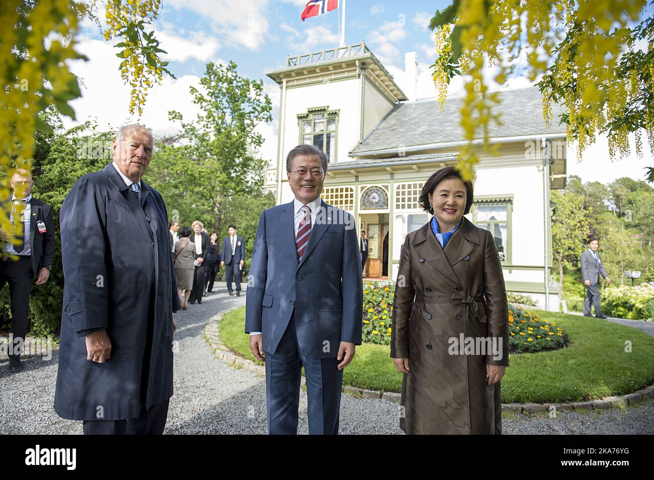 Il re norvegese Harald (L) con il presidente sudcoreano Moon Jae-in (C) e sua moglie Kim Jung-sook durante la loro vista alla casa del compositore Edvard Grieg a Bergen, 13 giugno 2019. Foto di Marit Hommedal, NTB scanpix Foto Stock