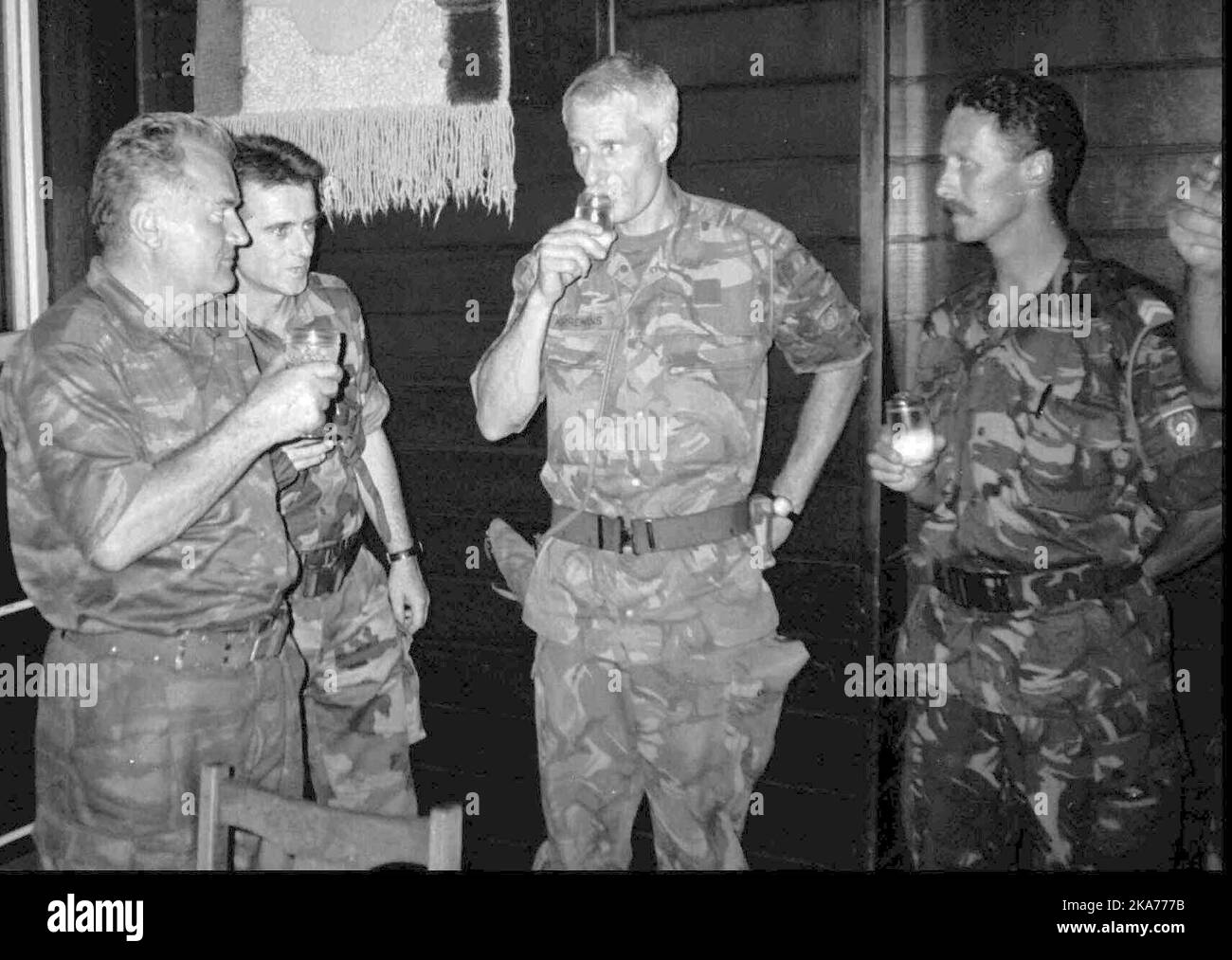 Ratko Mladic, comandante dell'esercito serbo bosniaco, a sinistra, brinda con il comandante olandese dell'ONU Ton Karremans, secondo a destra, mentre altri non identificati guardano in vile di Potocari, in questa foto del file del luglio 12 1995. Karremans ha reso testimonianza al Tribunale per i crimini di guerra jugoslavo nelle audizioni contro i leader serbi bosniaci Radovan Karadzic e Ratko Mladic, mercoledì 3 1996 luglio Foto Stock