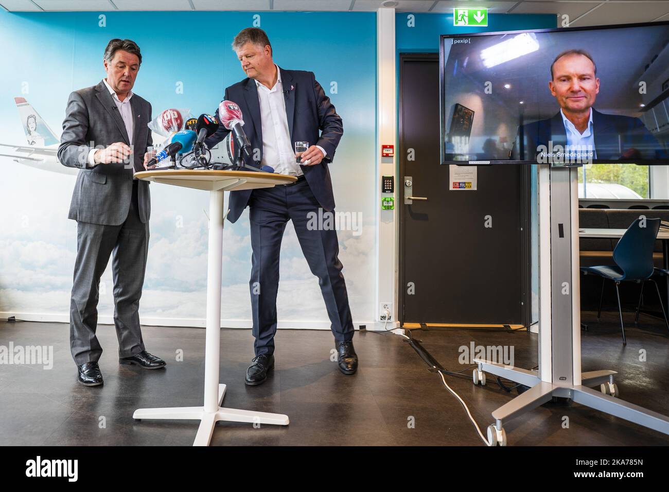 Fornebu 20200504. Conferenza stampa a Norwegian Air Shuttle: Il CFO Geir Karlsen (a sinistra), l'amministratore delegato Jacob Schram e il presidente Niels Smedegaard (su un collegamento video da Copenaghen) in una conferenza stampa dopo la riunione generale straordinaria di lunedì. Gli azionisti hanno approvato il pacchetto crisi che assicura un ulteriore funzionamento della società. Foto: HÃ yuan Mosvold Larsen / NTB scanpix Foto Stock