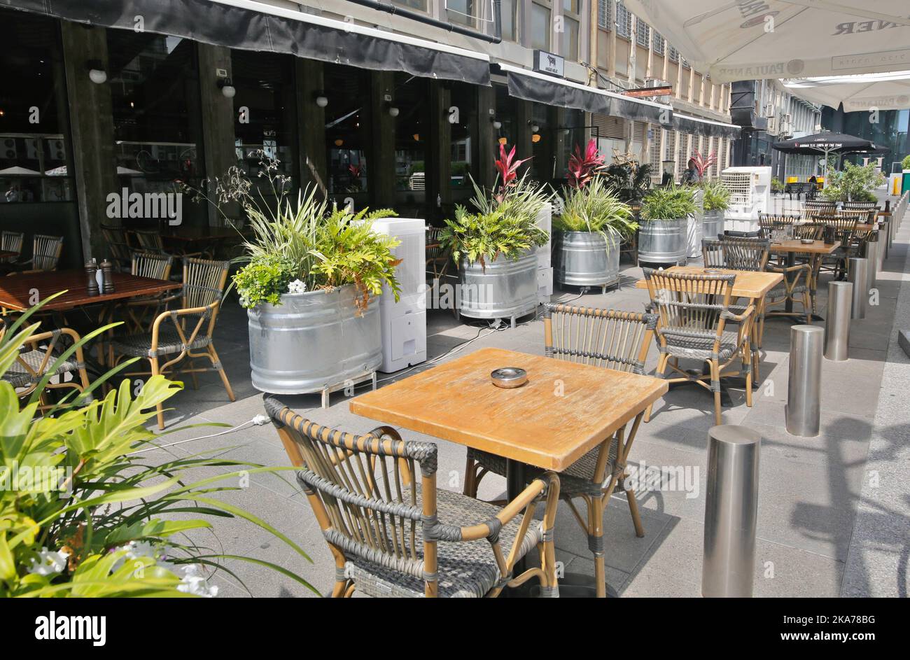 (200707) -- TEL AVIV, 7 luglio 2020 (Xinhua) -- un ristorante vuoto è visto nella città centrale israeliana di Tel Aviv in mezzo alla pandemia COVID-19 il 6 luglio 2020. Lunedì il Ministero della Salute israeliano ha riportato 791 nuovi casi di coronavirus, portando il numero totale di infezioni a 30.749. In precedenza, il governo israeliano ha reimposto diverse restrizioni per combattere il rapido aumento dei casi di coronavirus, tra cui la chiusura di palestre, bar, night club e sale per eventi. (Foto di Gil Cohen Magen/Xinhua) Foto Stock