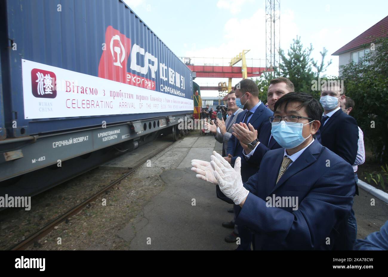 (200707) -- KIEV, 7 luglio 2020 (Xinhua) -- Un treno container da Wuhan cinese è accolto con il suo arrivo a Kiev, Ucraina, 6 luglio 2020. Il primo treno diretto per container, che ha lasciato la città cinese centrale di Wuhan il 16 giugno, è arrivato a Kiev Lunedi, aprendo nuove opportunità per la cooperazione Cina-Ucraina, ha detto funzionari ucraini. (Foto di Sergey Starostenko/Xinhua) Foto Stock