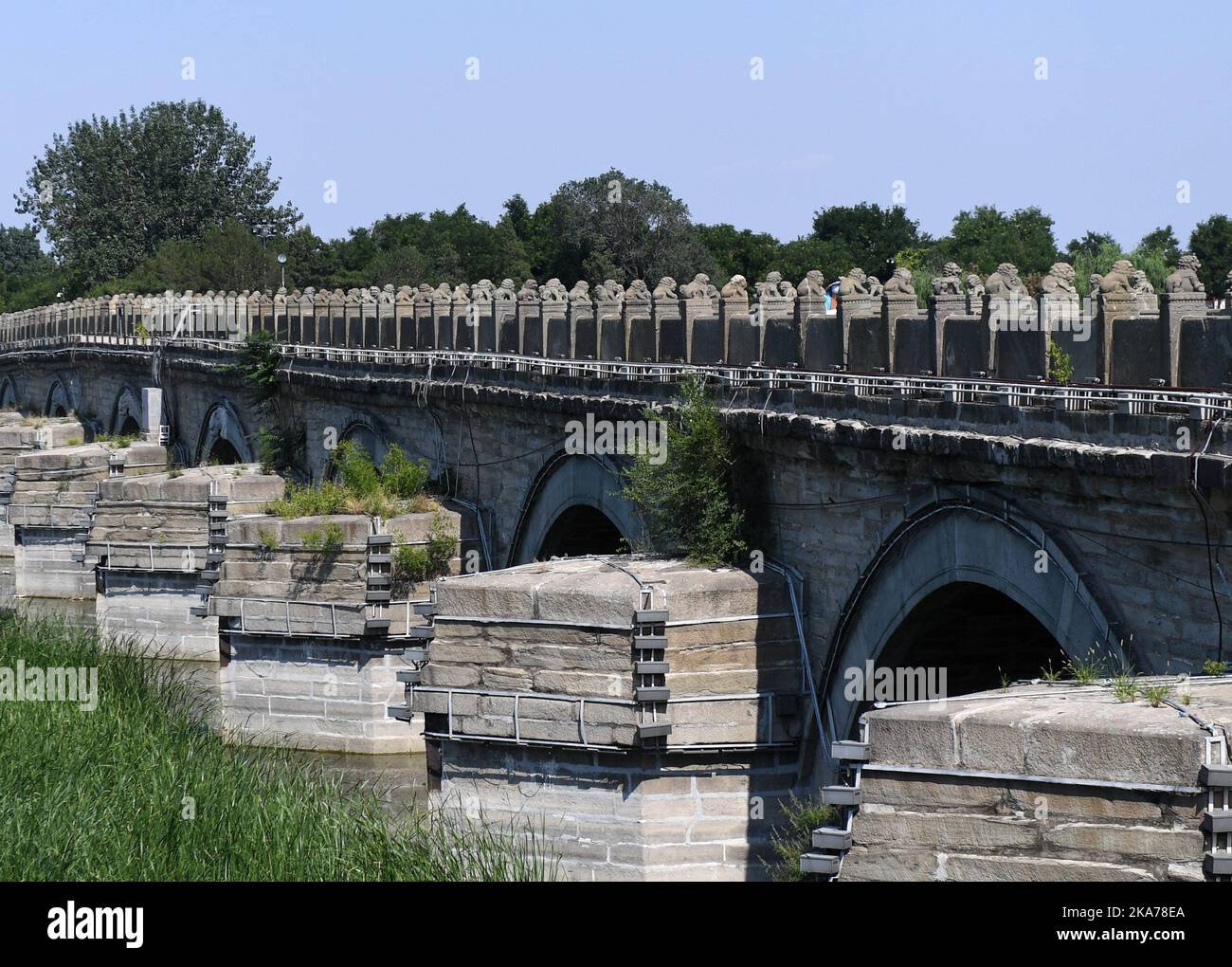 (200707) -- PECHINO, 7 luglio 2020 (Xinhua) -- Foto scattata il 7 luglio 2020 mostra una vista del Ponte Lugou a Pechino, capitale della Cina. Il 7 luglio 1937 soldati giapponesi attaccarono le forze cinesi al Ponte Lugou, noto anche come Ponte Marco Polo, segnando l'inizio dell'invasione su vasta scala della Cina da parte del Giappone e delle atrocità di otto anni perpetrate dall'esercito giapponese contro i civili cinesi. (Xinhua/Zhang Chenlin) Foto Stock