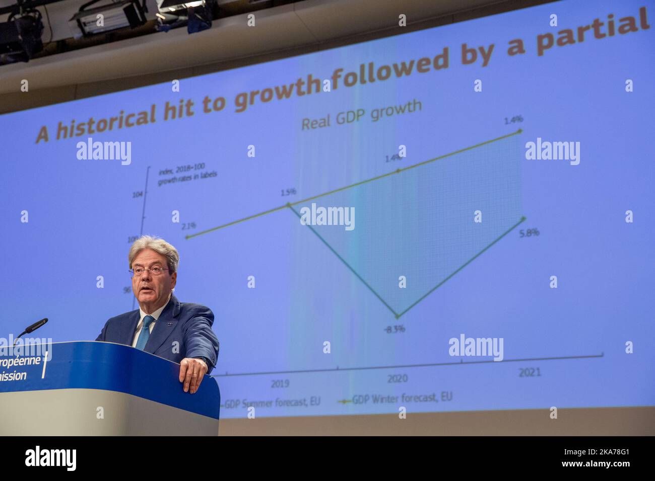 (200707) -- BRUXELLES, 7 luglio 2020 (Xinhua) -- Paolo Gentiloni, Commissario europeo per l'Economia, partecipa a una conferenza stampa sulle previsioni economiche per l'estate 2020 presso la sede centrale della Commissione europea a Bruxelles, Belgio, 7 luglio 2020. L'economia europea dovrà affrontare una "recessione più grave" di quanto previsto in precedenza a causa delle misure di contenimento prolungate contro il COVID-19, ha affermato la Commissione europea nella sua previsione economica per l'estate 2020 martedì. (Unione europea/Handout via Xinhua) Foto Stock