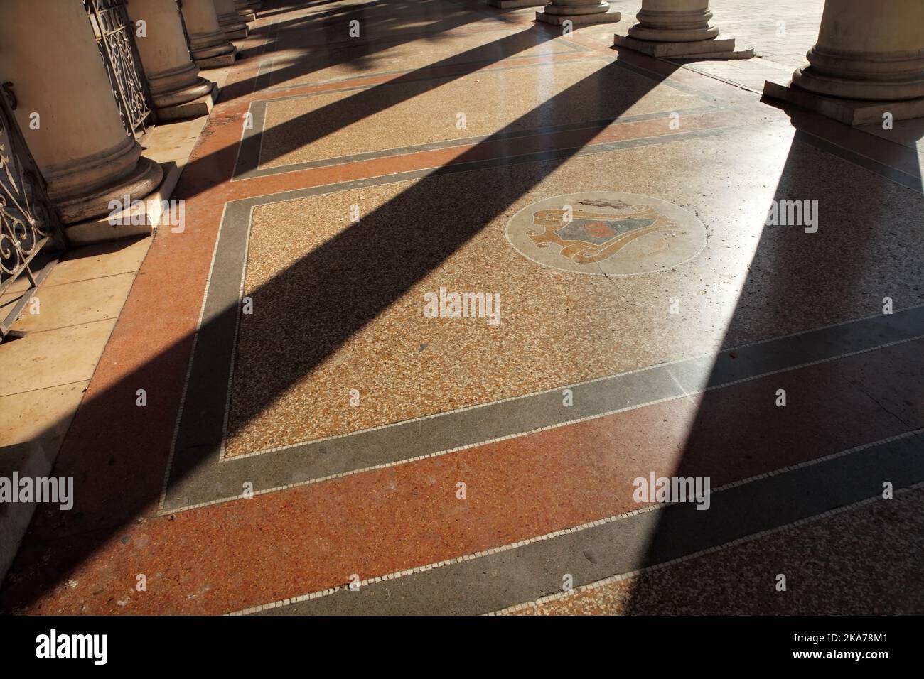 Pavimento piastrellato a mosaico in Piazza Cavour, Foggia, Italia. Foto Stock