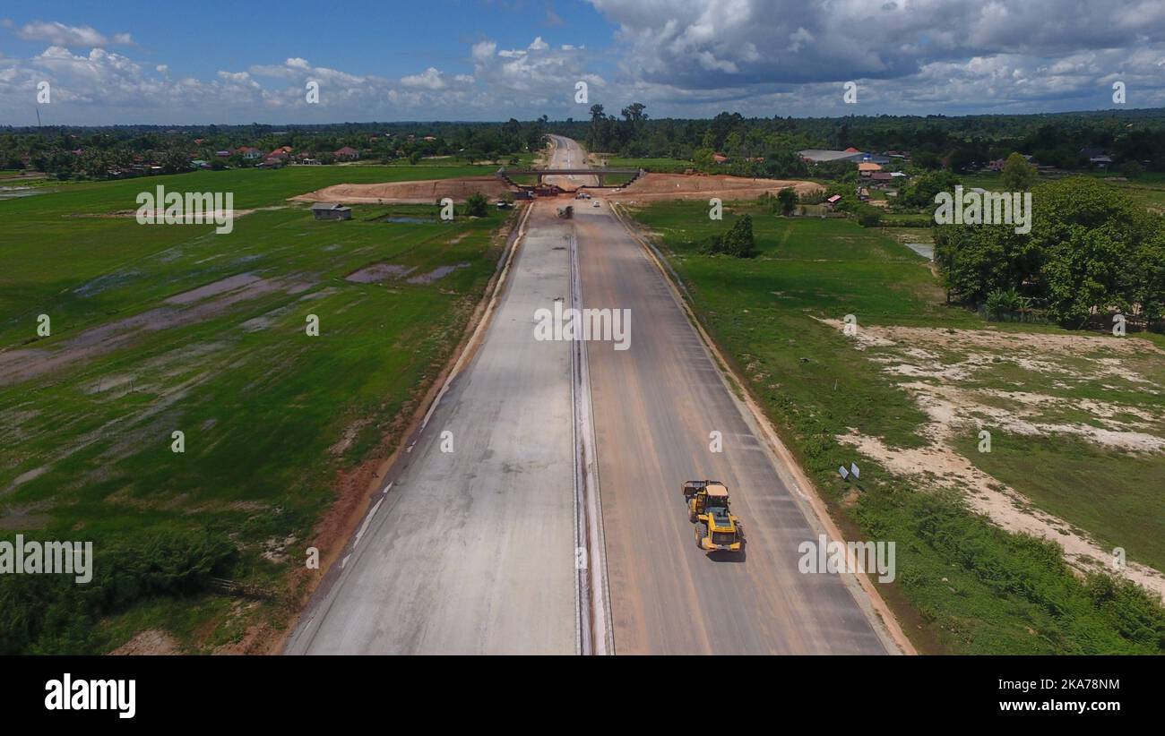 (200708) -- VIENTIANE, 8 luglio 2020 (Xinhua) -- Foto aerea scattata il 6 luglio 2020 mostra la sezione Vientiane a Vangvieng della superstrada Cina-Laos in costruzione a Vientiane, Laos. L'autostrada Cina-Laos è co-sviluppata dal China Yunnan Construction and Investment Holding Group (YCIH) e dal Ministero della pianificazione e degli investimenti del Laos. La superstrada in costruzione da Vientiane a Vangvieng si estende per 109,1 km. L'autostrada a quattro corsie salverà il tour da Vientiane a Vangvieng per 2,5 ore dopo il completamento, con solo 1,5 ore di guida. (Foto di Liu Ailun/Xinhua) Foto Stock