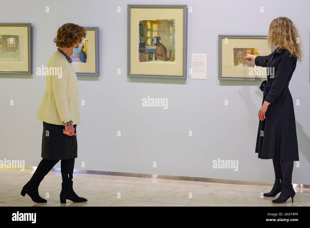 Lillehammer, Norvegia 20210318. Regina Sonja t.v. e curatrice Cecilie Skeide durante il tour prima dell'apertura della mostra Â«Anna Ancher - spaceÂ» interna ed esterna di Skagen al Museo d'Arte di Lillehammer. Foto: Geir Olsen / NTB Foto Stock