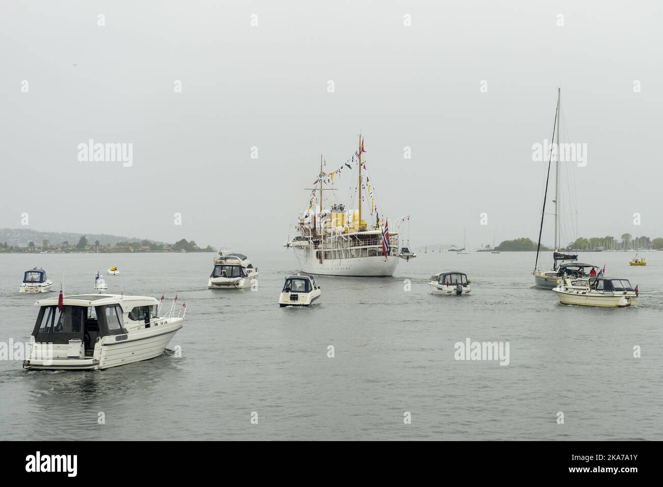 Oslo 20210517. La nave reale lascia la banchina a Filipstad e si unisce a una processione in barca durante le celebrazioni del 17 maggio a Oslo. A causa della pandemia corona, le celebrazioni della Giornata Nazionale si svolgono in modo diverso quest'anno. Foto: Annika Byrde / NTB Foto Stock