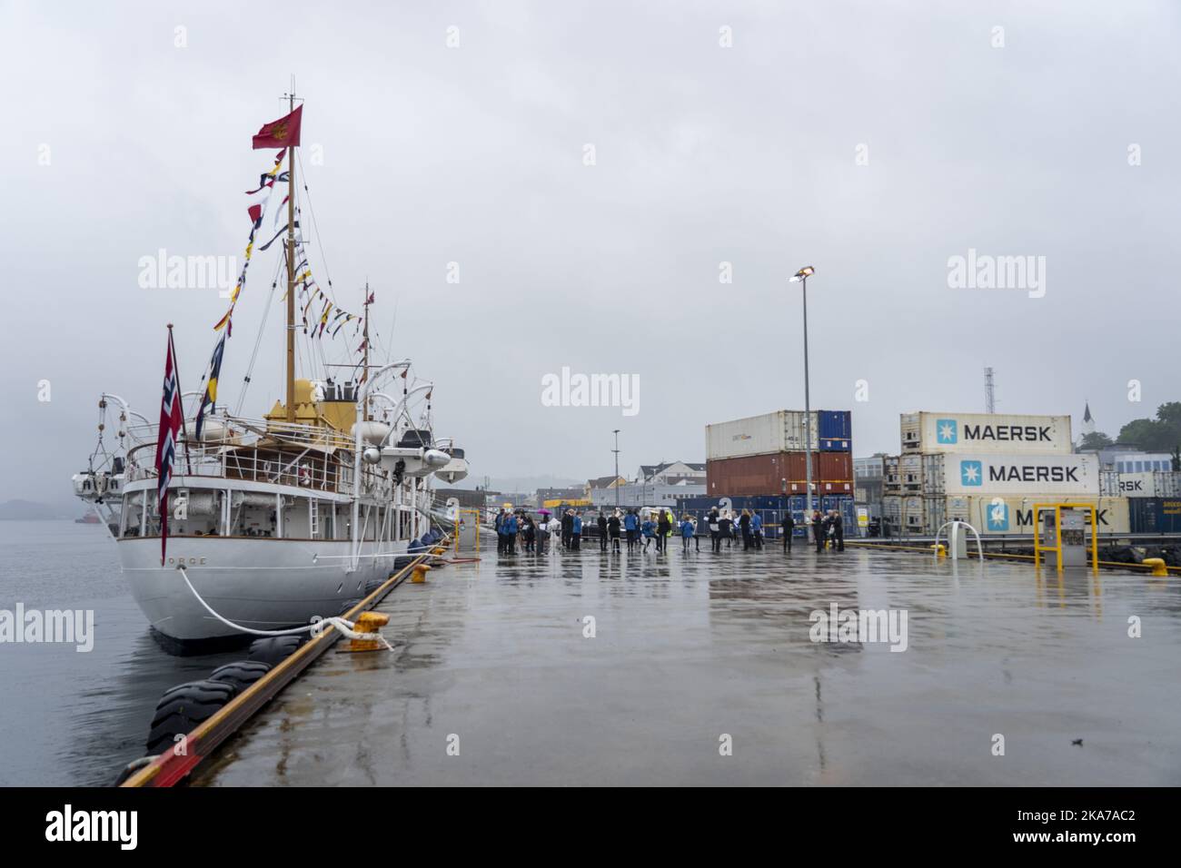 FlorÃ¸ 20210617. Una banda in marcia suona sotto la pioggia per l'arrivo di Re Harald e Regina Sonja a FlorÃ¸ il giovedì. È l'ultimo giorno della gita di tre giorni che la coppia reale ha in Norvegia occidentale. Questo è il primo viaggio ufficiale in Norvegia da quando la pandemia della corona è iniziata nel marzo 2020. Foto: Heiko Junge / NTB Foto Stock