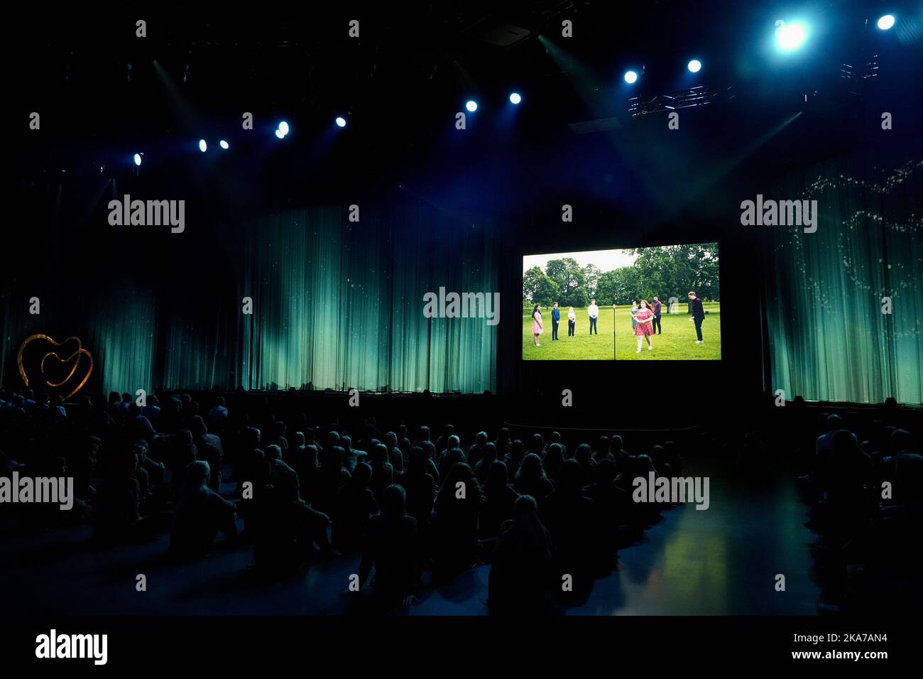 Oslo 20210722. I membri DI AUF hanno letto i nomi di coloro che sono morti a UtÃ¸ya durante l'evento commemorativo nazionale di Oslo Spektrum, 10 anni dopo l'attacco terroristico del 22 luglio 2011. Foto: Fredrik Hagen / NTB / PISCINA Foto Stock
