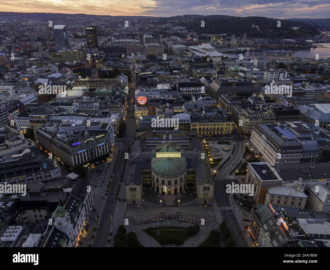 Oslo, Norvegia 20210901. Alba all'orizzonte dietro la Storting (il Parlamento norvegese), Spikersuppa (parco) e Karl Johans gate Foto: Cornelius Poppe / NTB Foto Stock
