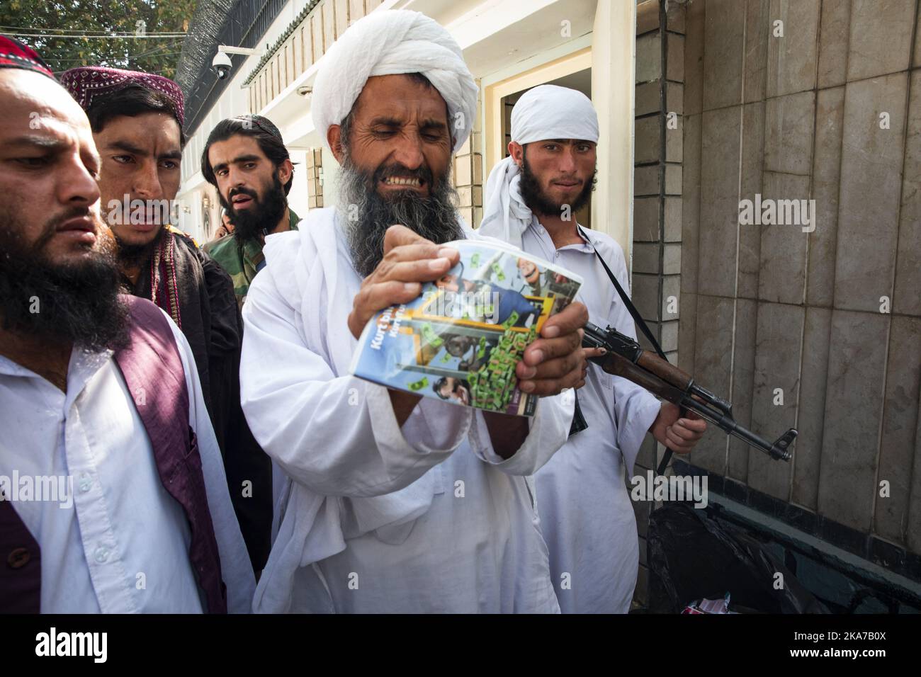 20210906 - Kabul, Afghanistan il combattente talebano non ha gradetto quello che ha trovato. Ha cercato di rompere un DVD con il film per bambini 'Kurt diventa crudele'. Ambasciata di Norvegia a Kabul, Afghanistan 56 combattenti talebani vivono presso l'Ambasciata di Norvegia a Kabul. Vino, riviste e CD sono stati raccolti e saranno bruciati dai talebani. Foto: Afshin Ismaeli / Aftenposten / NTB Foto Stock
