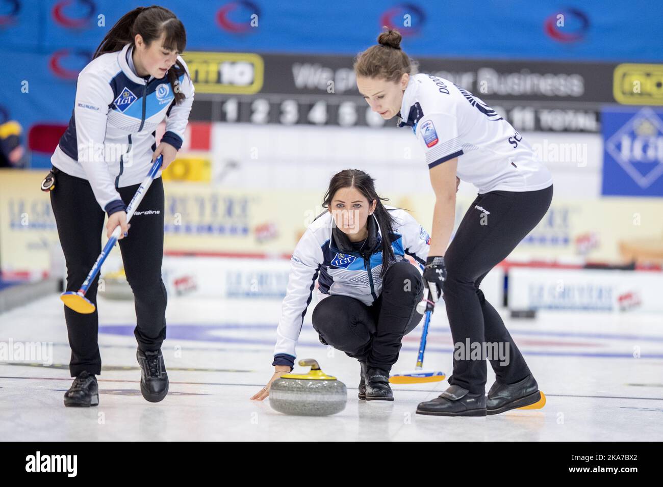 Martello pneumatico 20211120. Campionati europei di curling femminile, qui sono Turchia ed Estonia nel Parco Olimpico di Lillehammer il Sabato. Da destra: Jennifer Dodds, Eve Muirhead e Hailey Duff dall'Estonia in azione. Foto: Javad Parsa / NTB Foto Stock