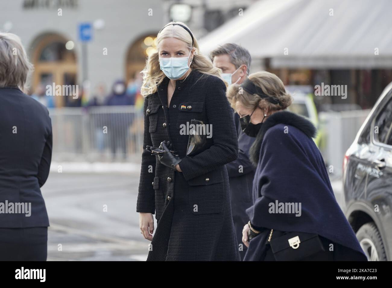 Oslo 20211206. La regina Sonja e la principessa della corona mette-Marit arrivano ai funerali di Karen Christine Friele (noto anche come Kim Friele) nella cattedrale di Oslo. Foto: Heiko Junge / NTB Foto Stock