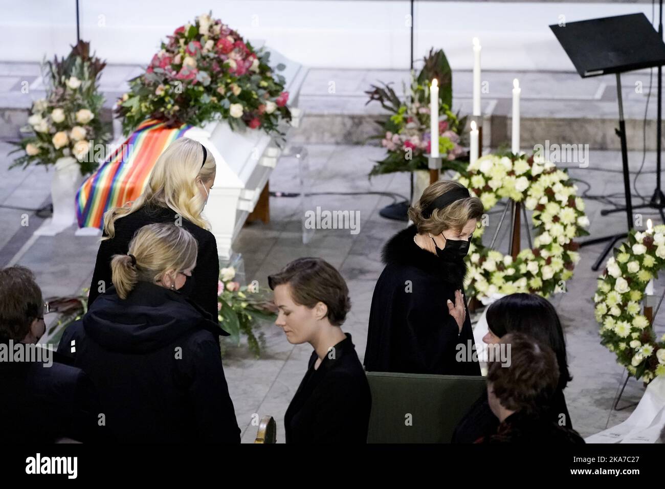 Oslo 20211206. Regina Sonja e Principessa Corona mette-Marit prima del funerale di Karen Christine Friele (noto anche come Kim Friele) nella cattedrale di Oslo il lunedì. Ministro della Giustizia Anette Trettebergstuen in primo piano. Foto: Stian Lysberg Solum / NTB / PISCINA Foto Stock