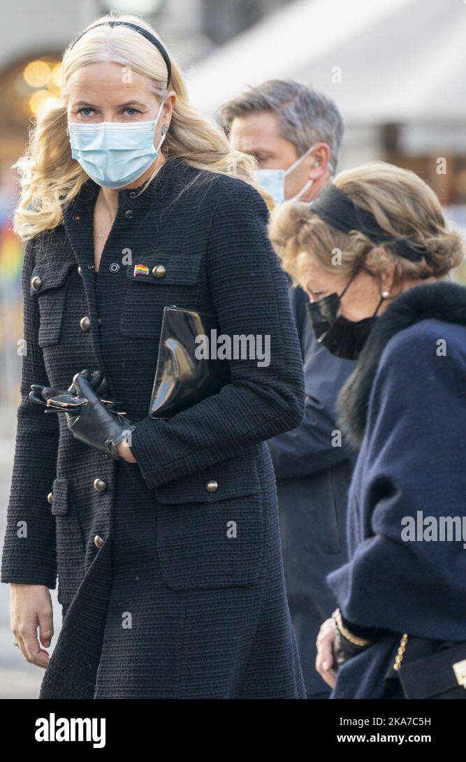 Oslo 20211206. La regina Sonja e la principessa della corona mette-Marit arrivano ai funerali di Karen-Christine Friele (noto anche come Kim Friele) nella cattedrale di Oslo. Foto: Heiko Junge / NTB Foto Stock