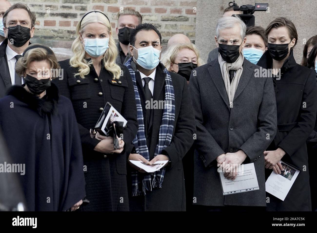 Oslo 20211206. F.V. Regina Sonja, Principessa della Corona Mette-Marit, Presidente del Parlamento Masud Gharahkhani, Corte Suprema di giustizia Toril Marie Oeie, primo Ministro Jonas Gahr Stoere e Ministro della Cultura Anette Trettebergstuen fuori dalla chiesa dopo i funerali di Karen-Christine Friele (noto anche come Kim Friele) nella Cattedrale di Oslo. Kim Friele è stato un autore norvegese e attivista per i diritti gay e i diritti umani. Foto: Heiko Junge / NTB Foto Stock