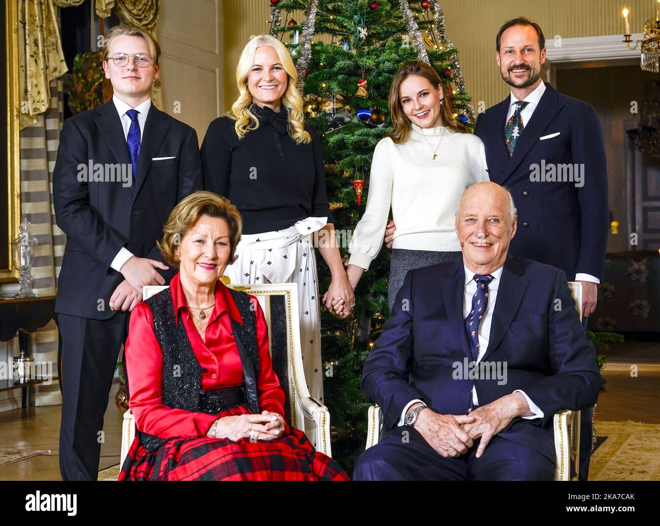 Oslo 20211220. Re Harald (davanti, da destra), Regina Sonja, Principe ereditario Haakon (dietro, da destra), Principessa Ingrid Alexandra, Principessa ereditaria mette-Marit e Principe Sverre Magnus di fronte all'albero di Natale a Bygdoey Kongsgaard a Oslo. Foto: Lise Aaserud / NTB Foto Stock