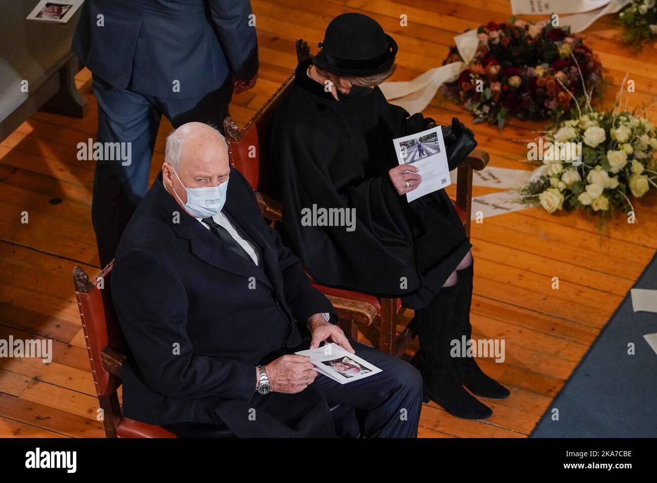 Oslo 20211221. Re Harald e la regina Sonja prima del funerale di Kaare Willoch dalla chiesa di Ullern a Oslo. Foto: Lise Aaserud / PISCINA / NTB Foto Stock