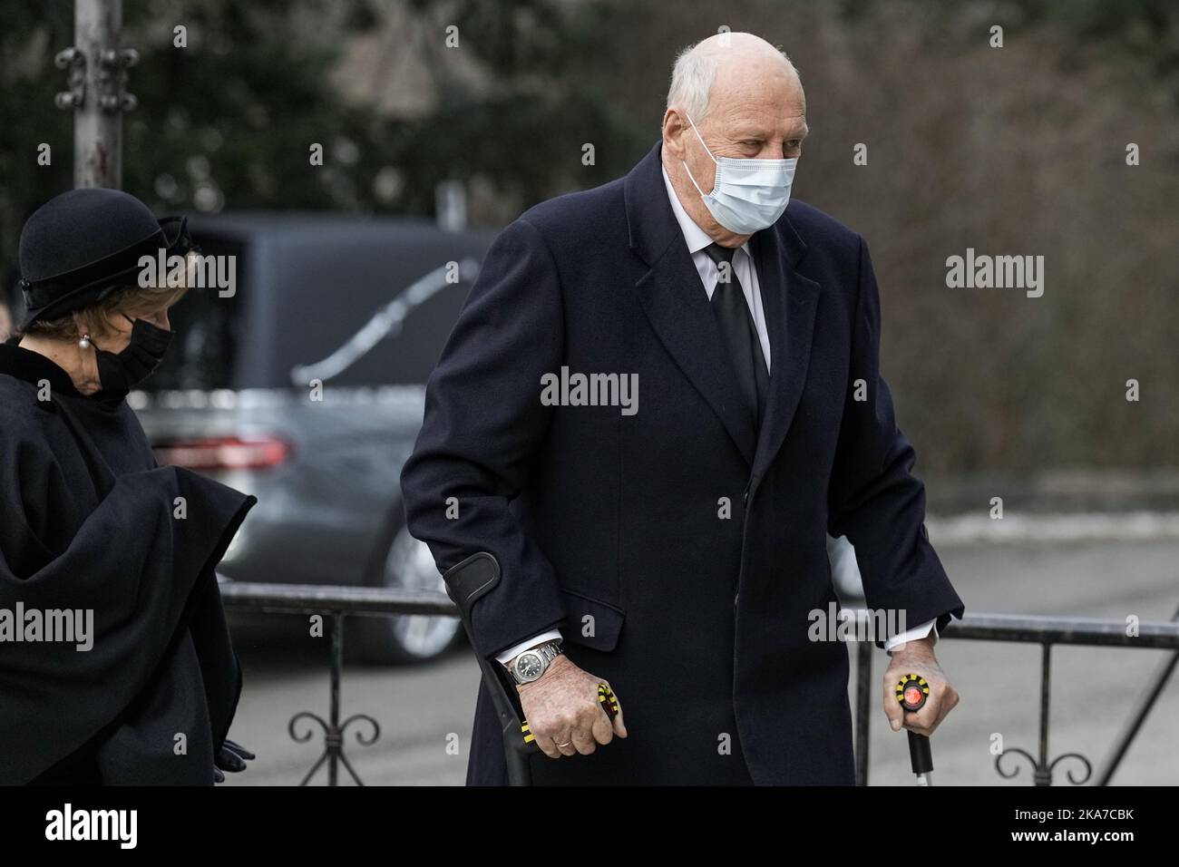 Oslo 20211221. La regina Sonja e il re Harald prima del funerale di Kaare Willoch dalla chiesa di Ullern a Oslo. Foto: Fredrik Hagen / NTB Foto Stock