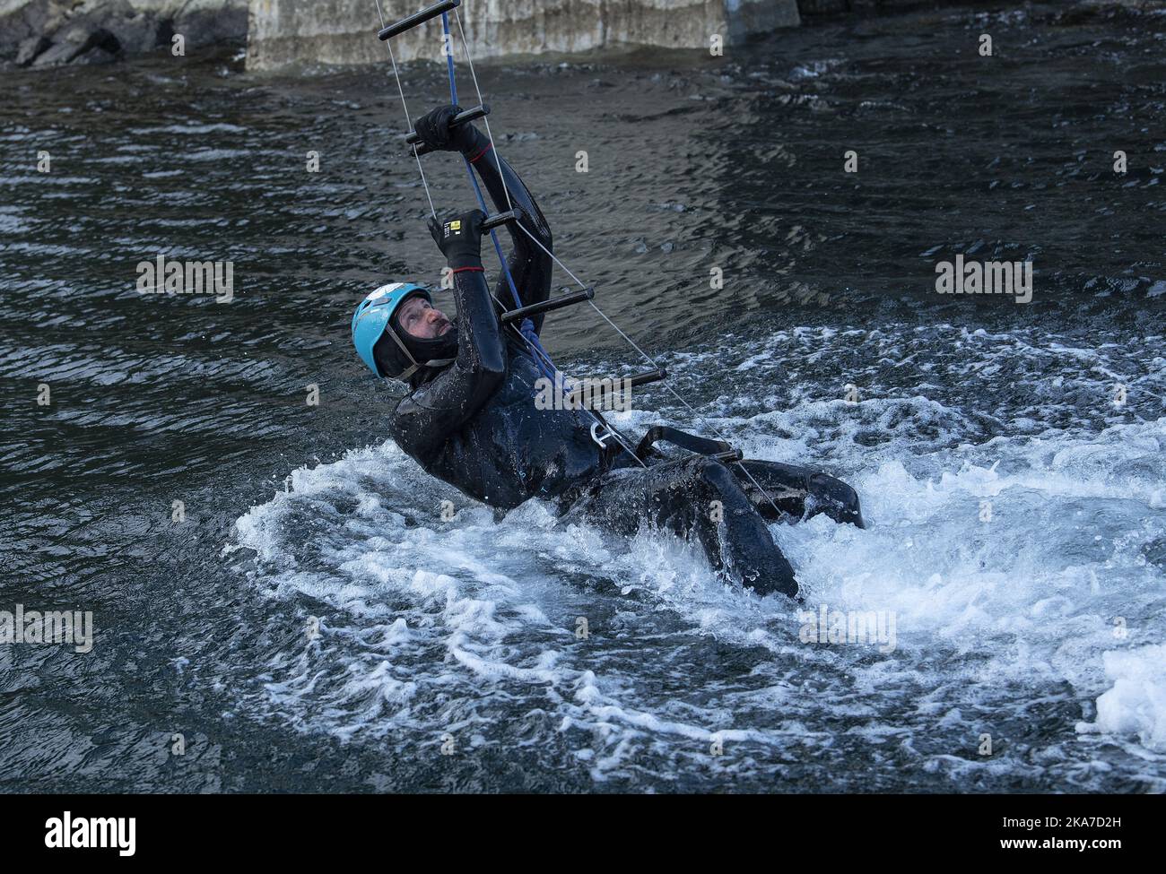 Ã˜ygarden 20220209. Il principe ereditario Haakon di Norvegia, salta in mare da un ponte alto nove metri quando visita il Dale OEN Center a Ã˜ygarden (Oygarden). Foto: Marit Hommedal / NTB Foto Stock