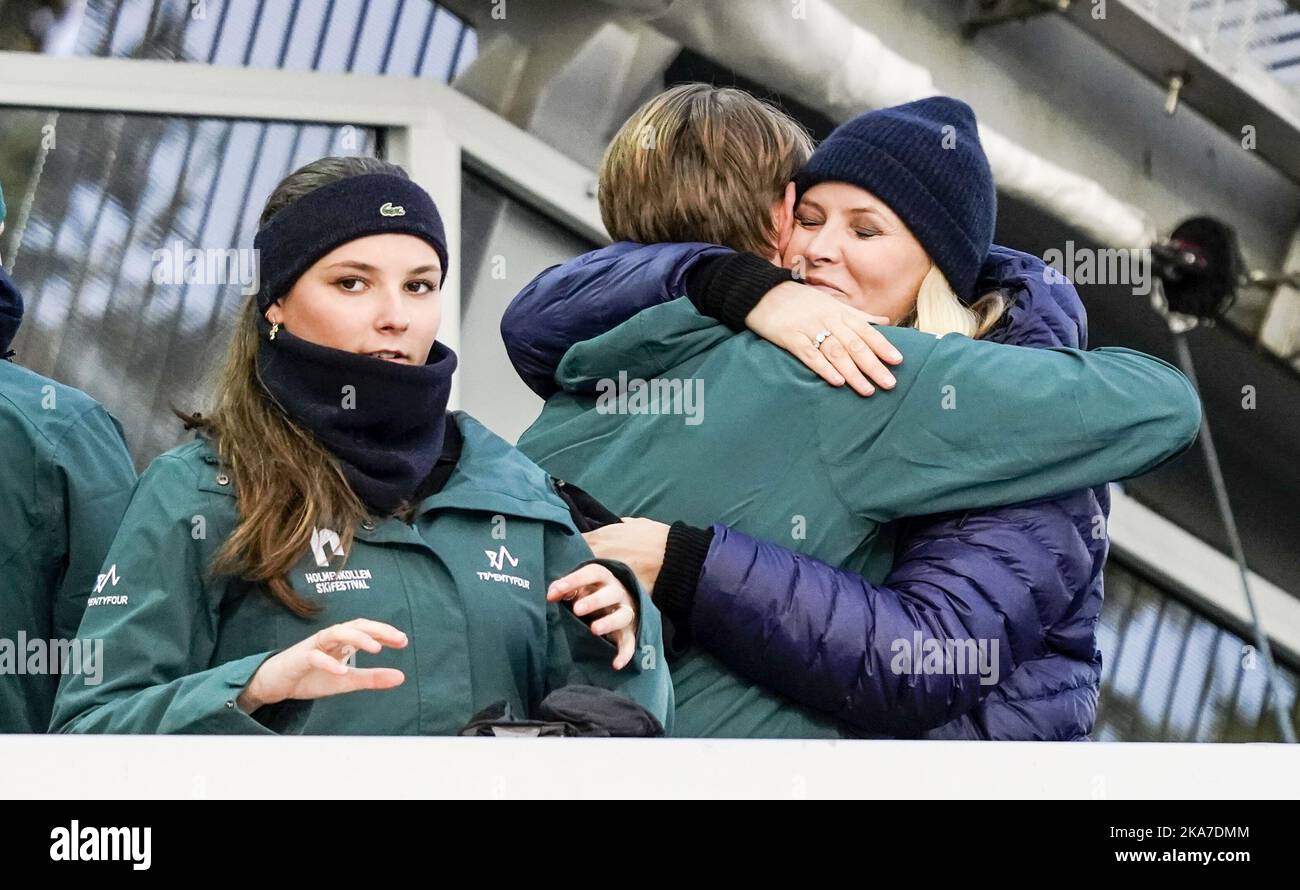 Oslo 20220306. Crown Princess mette-Marit, Princess Ingrid Alexandra e Prince Sverre Magnus dopo la gara di salto con gli sci durante il Festival dello sci di Holmenkollen 2022. Foto: Lise Ã…serud / NTB Foto Stock