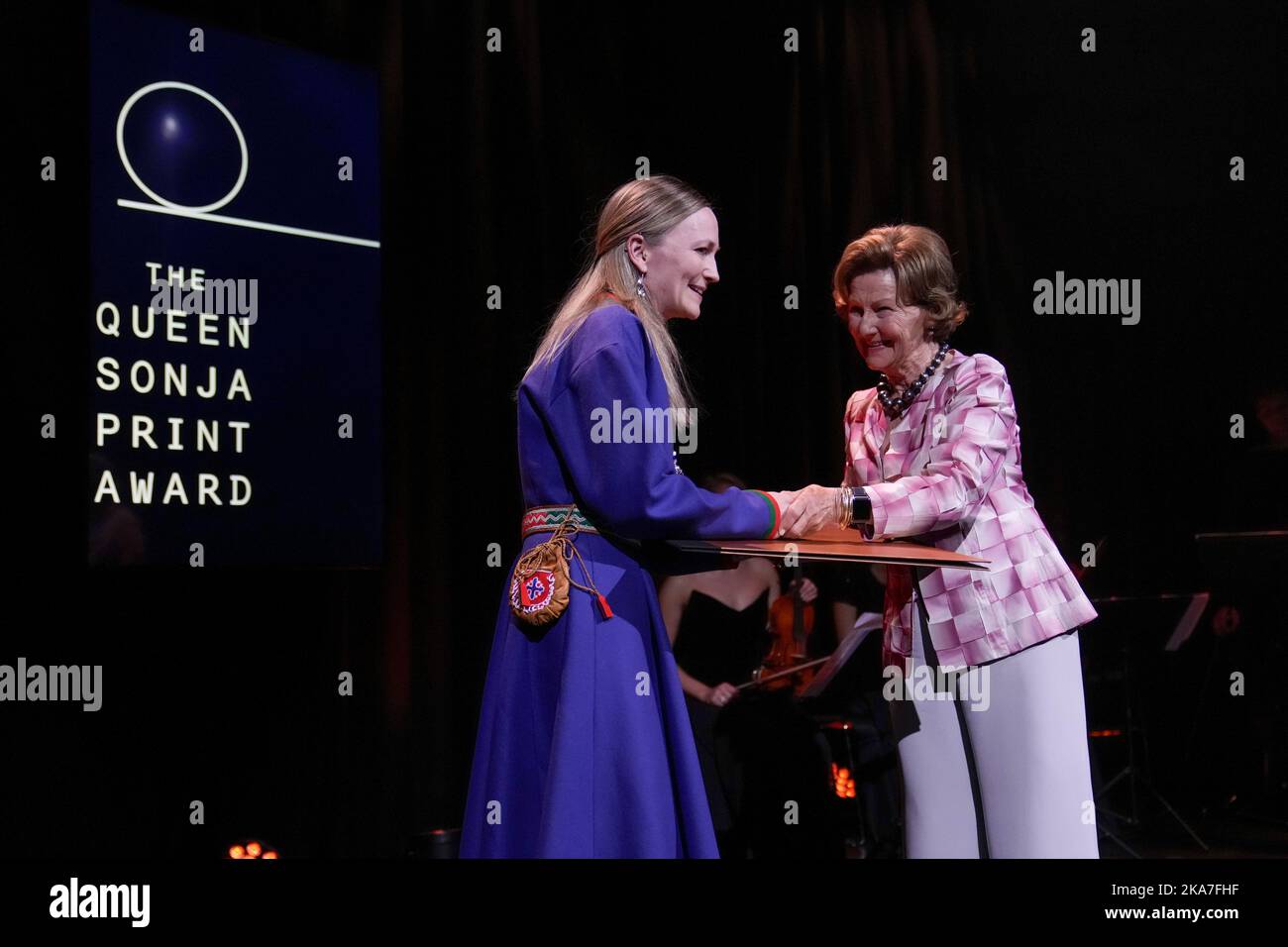 Oslo 20220620. La regina Sonja premia i vincitori della borsa internazionale di studio artistica di H.M. la regina Sonja a MUNCH a Bjoervika a Oslo. Foto: Javad Parsa / NTB Foto Stock