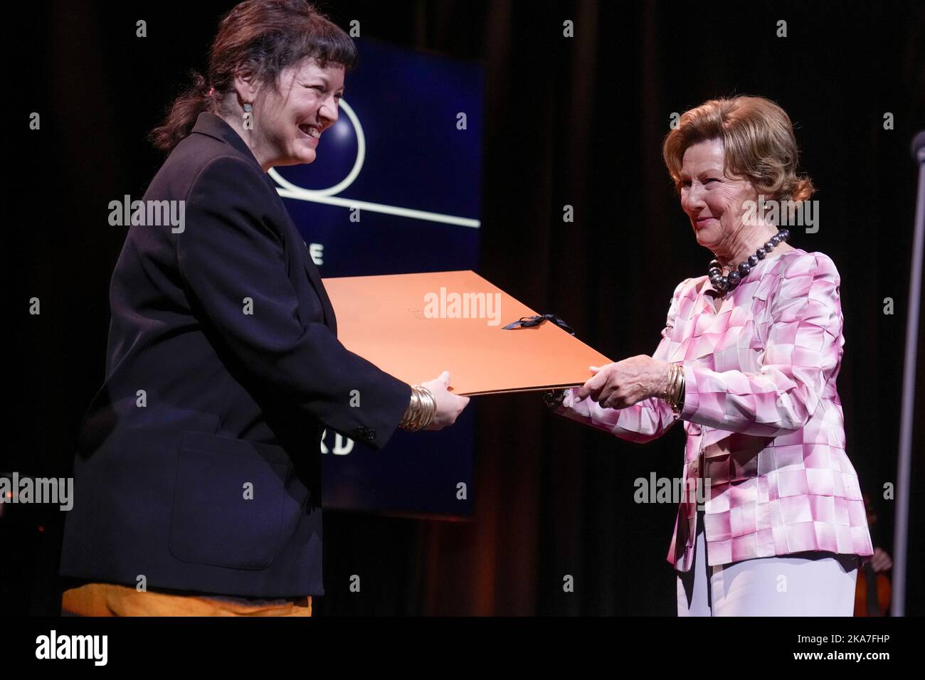 Oslo 20220620. La regina Sonja premia i vincitori della borsa internazionale di studio artistica di H.M. la regina Sonja a MUNCH a Bjoervika a Oslo. Foto: Javad Parsa / NTB Foto Stock