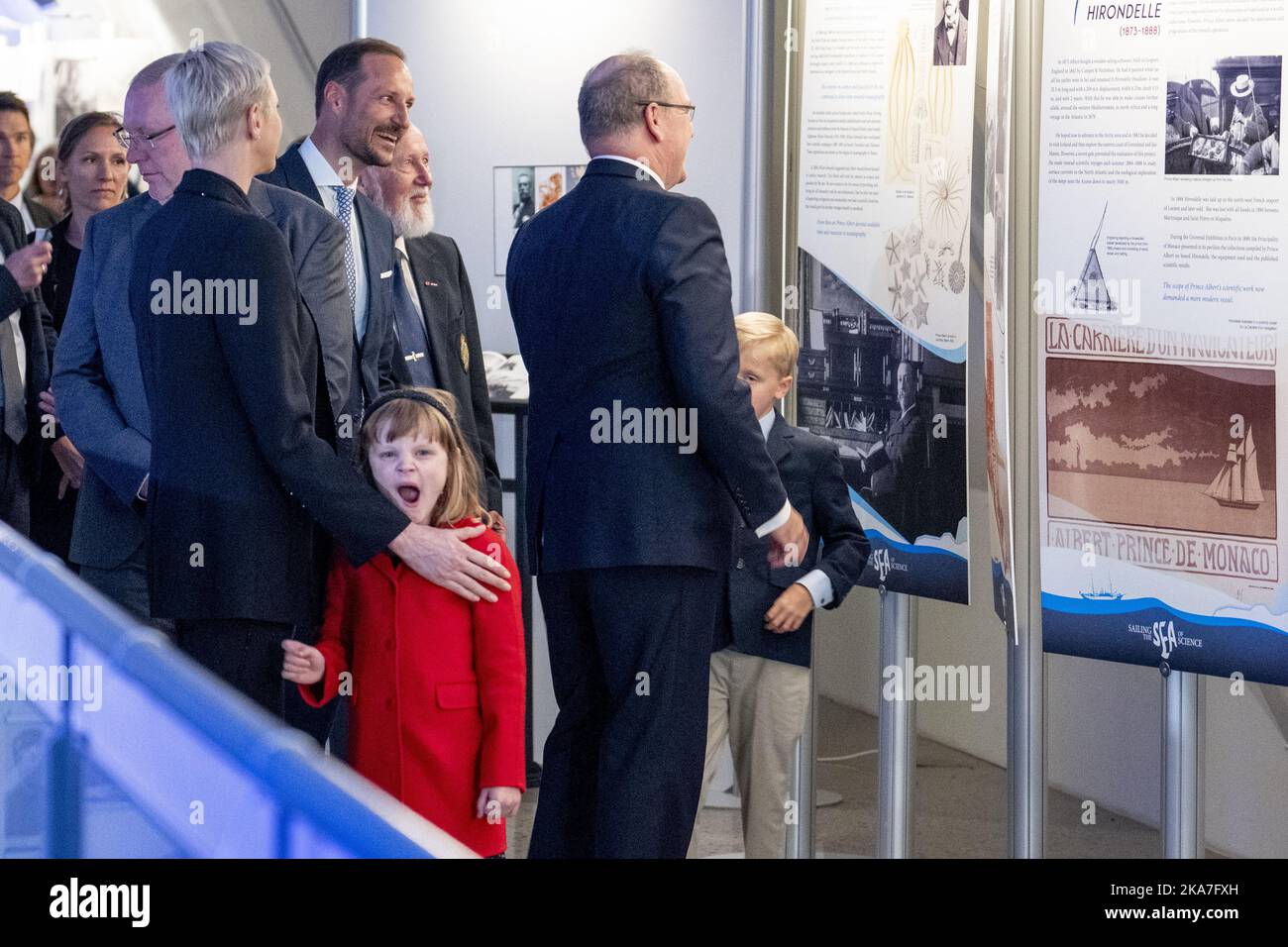 Oslo 20220622. H.K.H. Il principe ereditario Haakon, il principe Alberto II, la principessa Charlene di Monaco, e i bambini (a sinistra) la principessa Gabriella e il fratello gemello Jacques durante l'apertura della nuova mostra al Museo Fram di Oslo. Foto: Javad Parsa / NTB Foto Stock