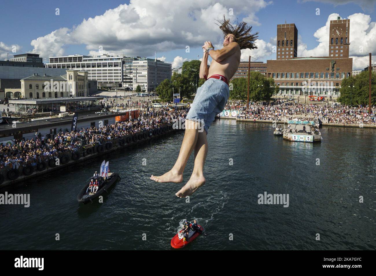 Oslo 20220827. Anders Rox Friberg durante il suo primo salto in DÃ¸ds 2022, chiamato anche campionato del mondo di DÃ¸ds, a Raadhuskaia ad Oslo. Foto: Heiko Junge / NTB Foto Stock