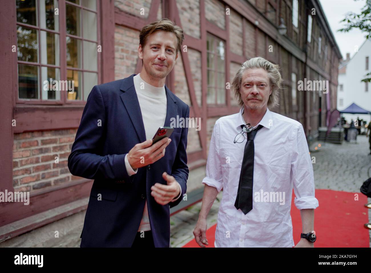 Oslo 20220826. Kristoffer Joner (a destra) e Paal Sverre Hagen arrivano alla pre-premiere del campione di incassi norvegese KRIGSSEILEREN nella scena di Karpedammen alla Fortezza di Akershus il venerdì sera. Foto: Heiko Junge / NTB Foto Stock