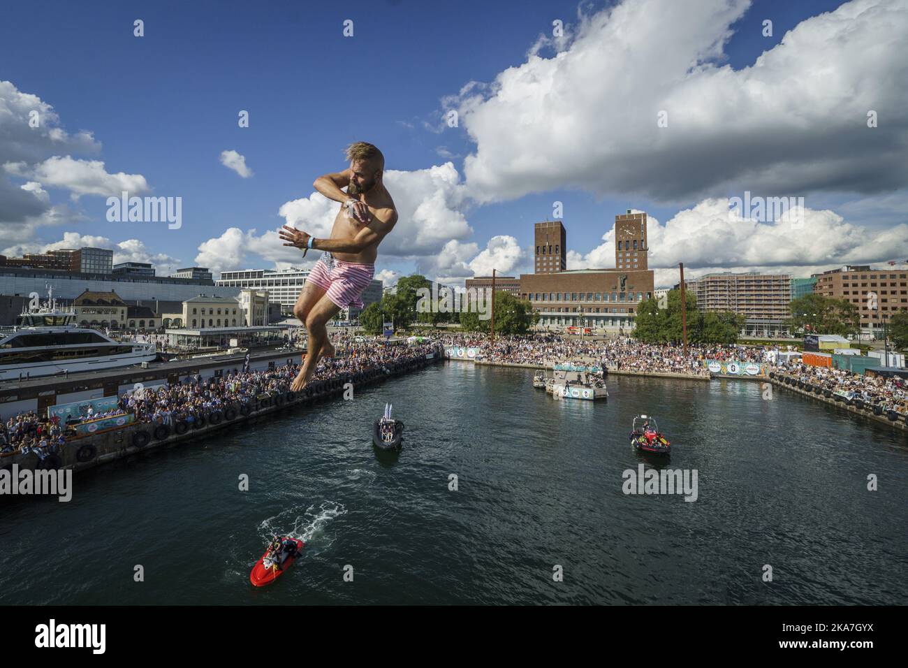 Oslo 20220827. Simen 'Simenfish' Mathisen durante il suo primo salto in DÃ¸ds 2022, chiamato anche Campionato del mondo DÃ¸ds, a Raadhuskaia a Oslo. Foto: Heiko Junge / NTB Foto Stock