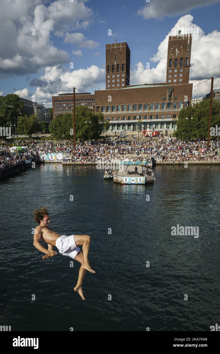 Oslo 20220827. Andrew Juntunen dagli Stati Uniti durante il suo primo salto DÃ¸ds 2022, chiamato anche campionato del mondo di DÃ¸ds, a Raadhuskaia ad Oslo. Foto: Heiko Junge / NTB Foto Stock