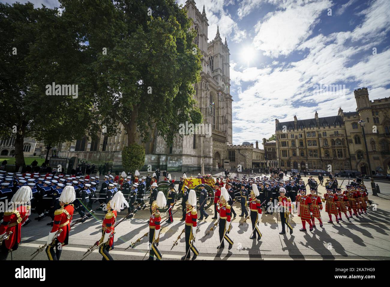 Londra, Regno Unito 20220919. La bara con la regina Elisabetta lascia Westminster Abbey dopo il funerale. Circa 2.000 persone, tra cui capi di stato e altri reali, hanno partecipato al funerale della regina Elisabetta a Londra. Foto: Heiko Junge / NTB Foto Stock