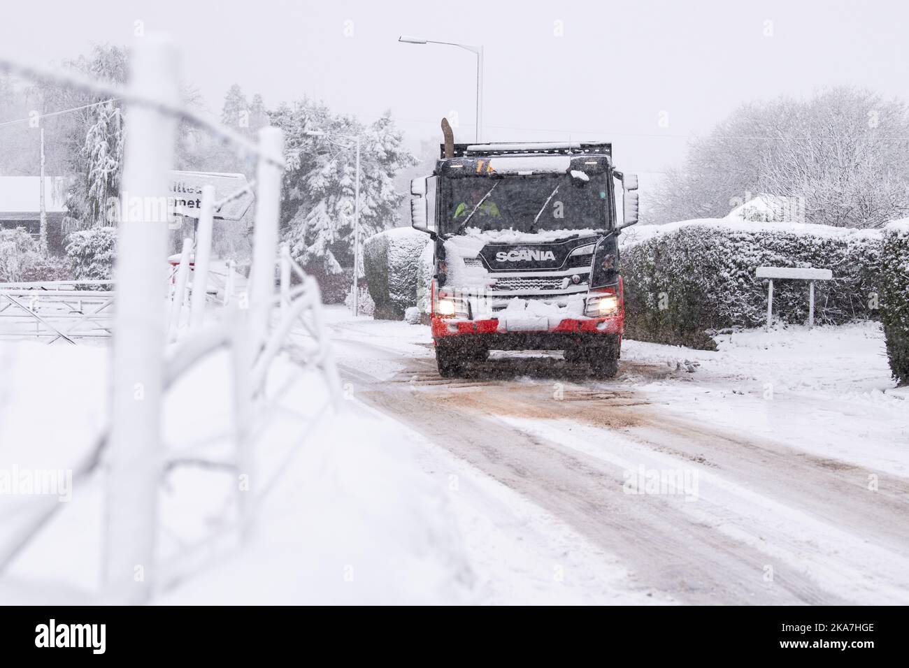 Graniglia sparsa su strade innevate per aiutare un camion a salire su una collina scivolosa, Killearn, Stirling, Scozia, Regno Unito Foto Stock