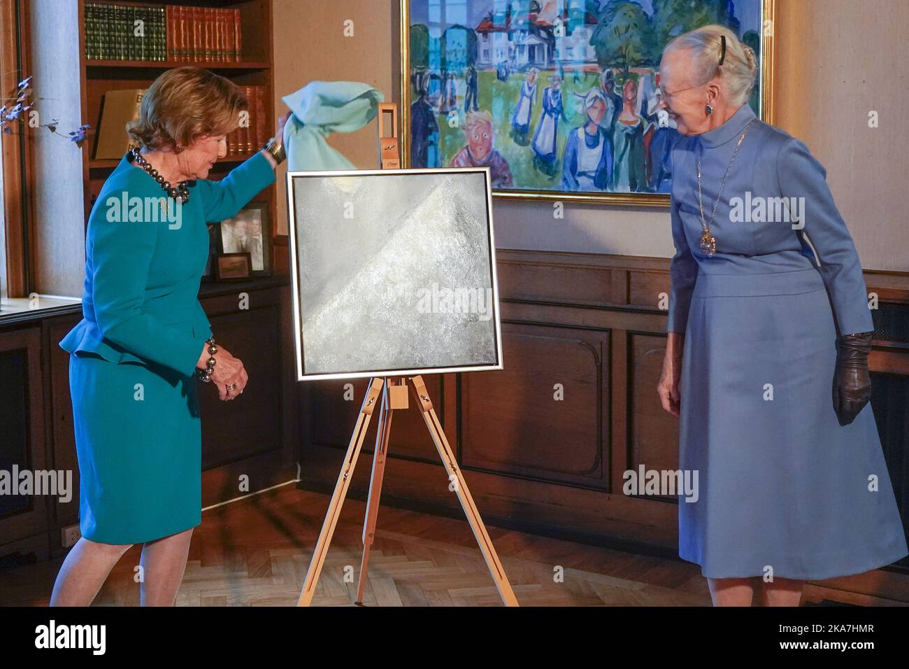 Oslo 20220926. La regina Margrethe di Danimarca riceve il premio linguistico dell'Associazione nordica. La regina Sonja presenta il premio. Foto: Terje Bendiksby / NTB Foto Stock