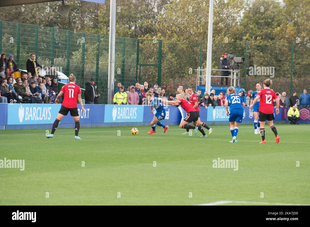 Liverpool, Regno Unito, 31/10/2022, Everton V Manchester United Barclays fa Super League femminile. Al parco di Walton il terreno di casa di Everton. La partita di oggi è stata disputata a sostegno dei lacci Rainbows, un progetto gestito da Stonewall per sostenere i LGBT e LGBT nello sport. (Terry Scott/SPP) Credit: SPP Sport Press Photo. /Alamy Live News Foto Stock