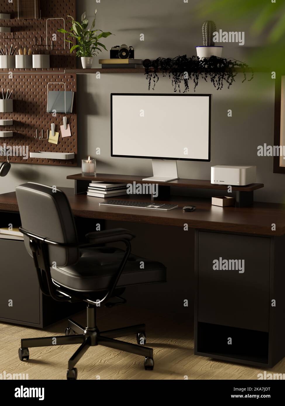 Moderno e contemporaneo studio home Office design interno spazio di lavoro con PC computer mockup e roba su tavolo di legno scuro, sedia da ufficio nera, pegboard an Foto Stock