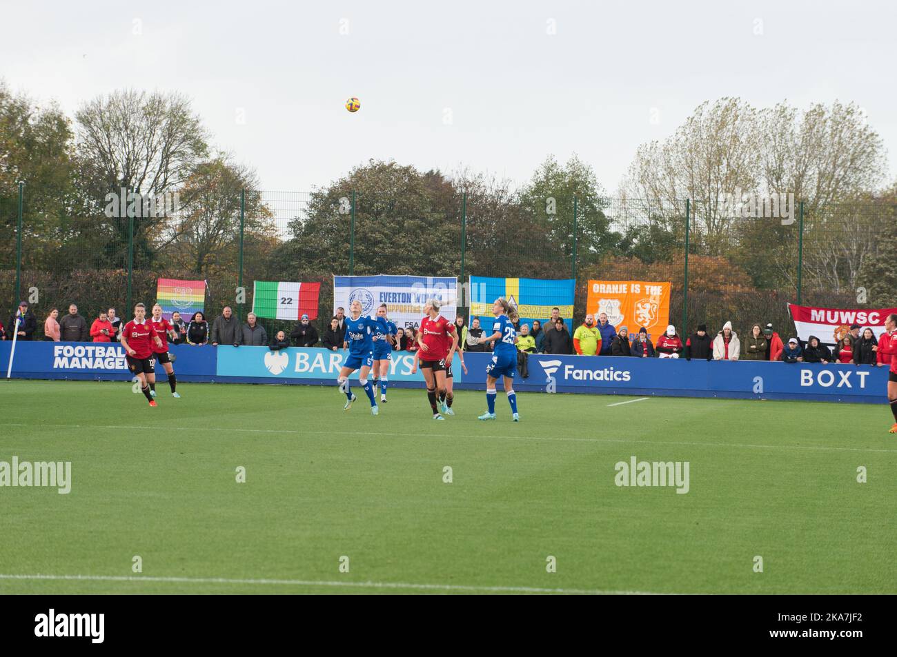 Liverpool, Regno Unito, 31/10/2022, Everton V Manchester United Barclays fa Super League femminile. Al parco di Walton il terreno di casa di Everton. La partita di oggi è stata disputata a sostegno dei lacci Rainbows, un progetto gestito da Stonewall per sostenere i LGBT e LGBT nello sport. (Terry Scott/SPP) Credit: SPP Sport Press Photo. /Alamy Live News Foto Stock