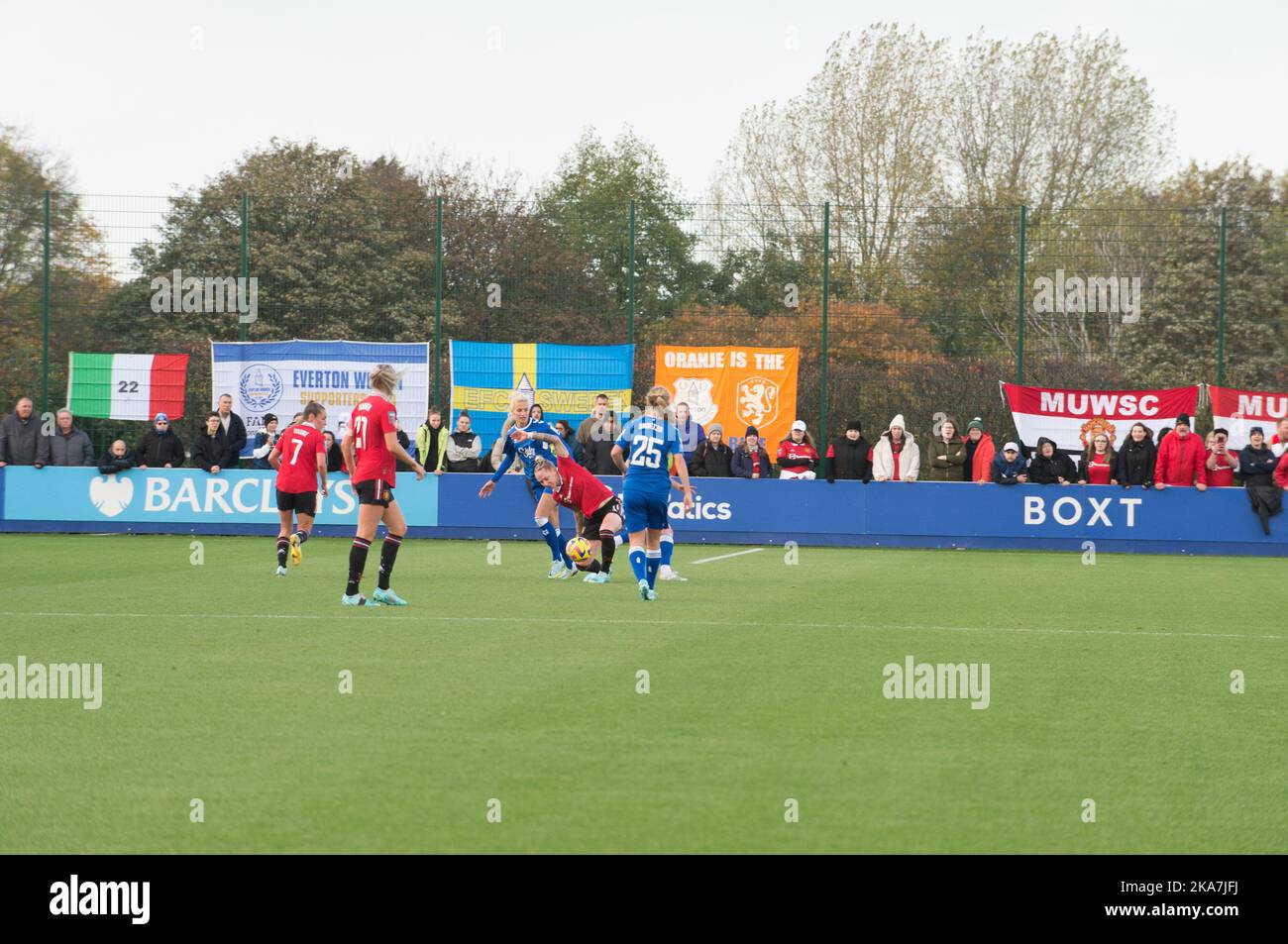 Liverpool, Regno Unito, 31/10/2022, Everton V Manchester United Barclays fa Super League femminile. Al parco di Walton il terreno di casa di Everton. La partita di oggi è stata disputata a sostegno dei lacci Rainbows, un progetto gestito da Stonewall per sostenere i LGBT e LGBT nello sport. (Terry Scott/SPP) Credit: SPP Sport Press Photo. /Alamy Live News Foto Stock