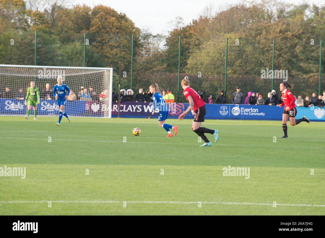 Liverpool, Regno Unito, 31/10/2022, Everton V Manchester United Barclays fa Super League femminile. Al parco di Walton il terreno di casa di Everton. La partita di oggi è stata disputata a sostegno dei lacci Rainbows, un progetto gestito da Stonewall per sostenere i LGBT e LGBT nello sport. (Terry Scott/SPP) Credit: SPP Sport Press Photo. /Alamy Live News Foto Stock