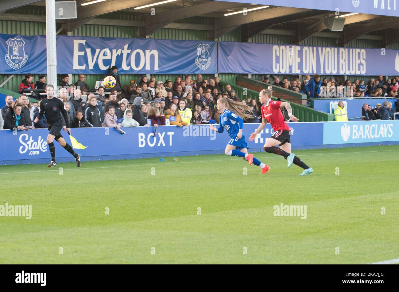 Liverpool, Regno Unito, 31/10/2022, Everton V Manchester United Barclays fa Super League femminile. Al parco di Walton il terreno di casa di Everton. La partita di oggi è stata disputata a sostegno dei lacci Rainbows, un progetto gestito da Stonewall per sostenere i LGBT e LGBT nello sport. (Terry Scott/SPP) Credit: SPP Sport Press Photo. /Alamy Live News Foto Stock