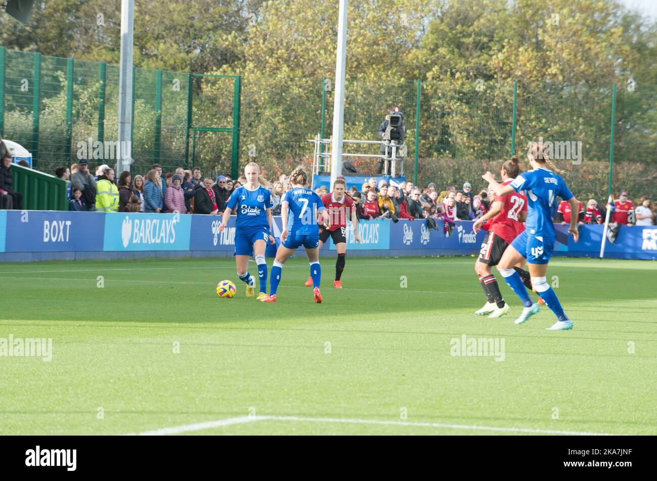 Liverpool, Regno Unito, 31/10/2022, Everton V Manchester United Barclays fa Super League femminile. Al parco di Walton il terreno di casa di Everton. La partita di oggi è stata disputata a sostegno dei lacci Rainbows, un progetto gestito da Stonewall per sostenere i LGBT e LGBT nello sport. (Terry Scott/SPP) Credit: SPP Sport Press Photo. /Alamy Live News Foto Stock