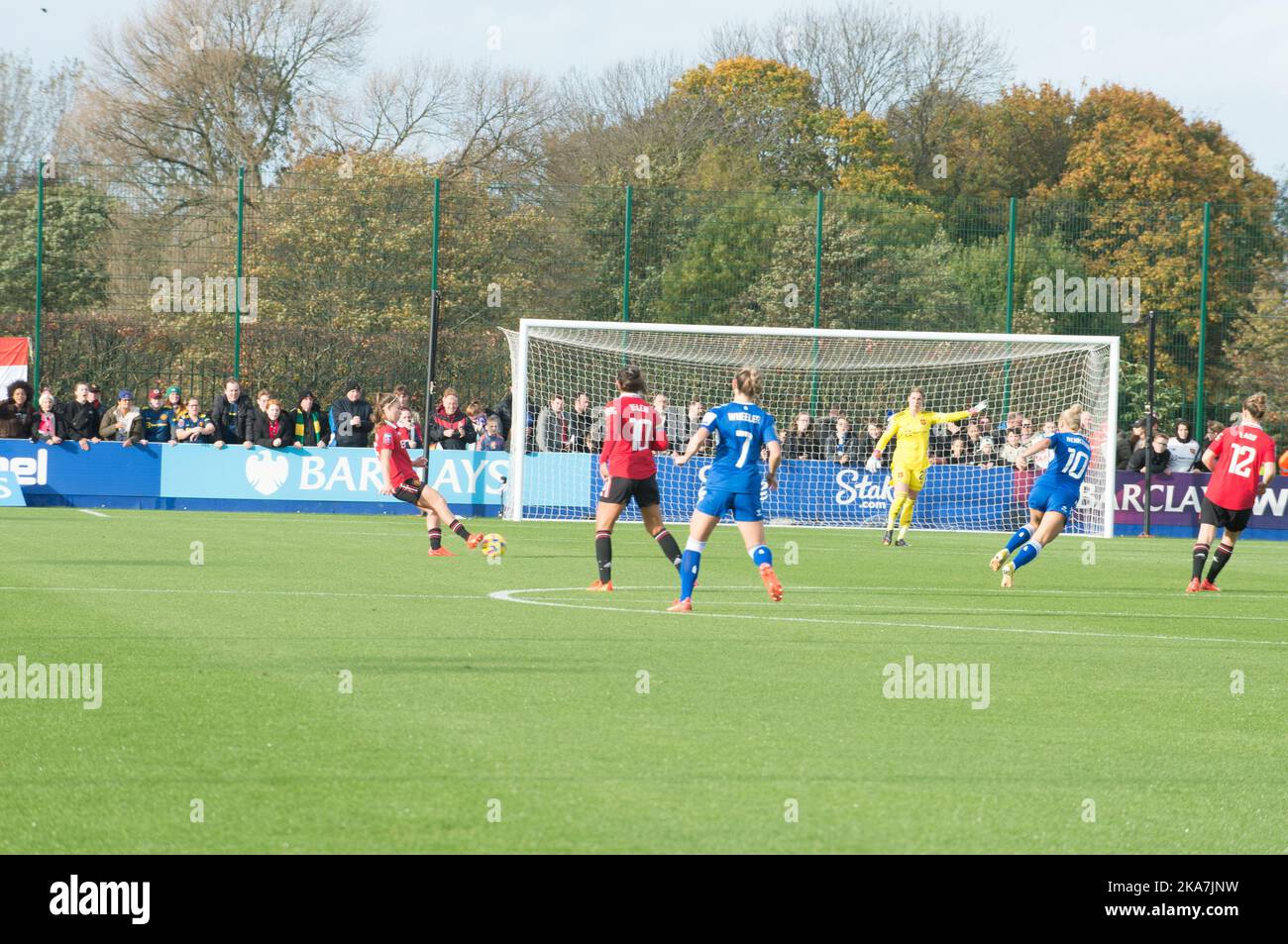 Liverpool, Regno Unito, 31/10/2022, Everton V Manchester United Barclays fa Super League femminile. Al parco di Walton il terreno di casa di Everton. La partita di oggi è stata disputata a sostegno dei lacci Rainbows, un progetto gestito da Stonewall per sostenere i LGBT e LGBT nello sport. (Terry Scott/SPP) Credit: SPP Sport Press Photo. /Alamy Live News Foto Stock