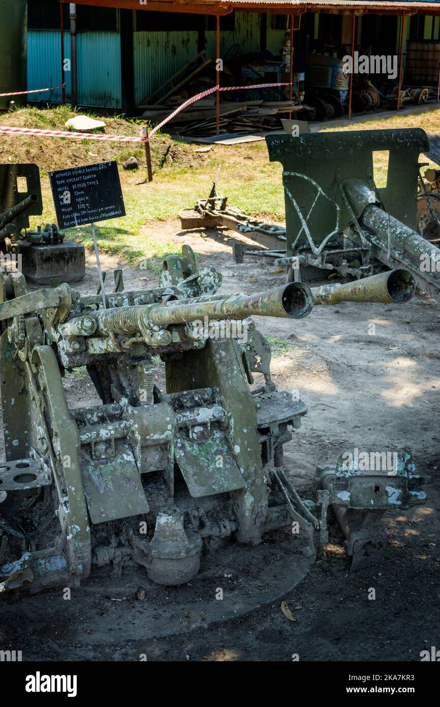 Esposizione di armi antiaeree giapponesi della seconda guerra mondiale, Museo della guerra di Kokopo, Kokopo, Papua Nuova Guinea Foto Stock