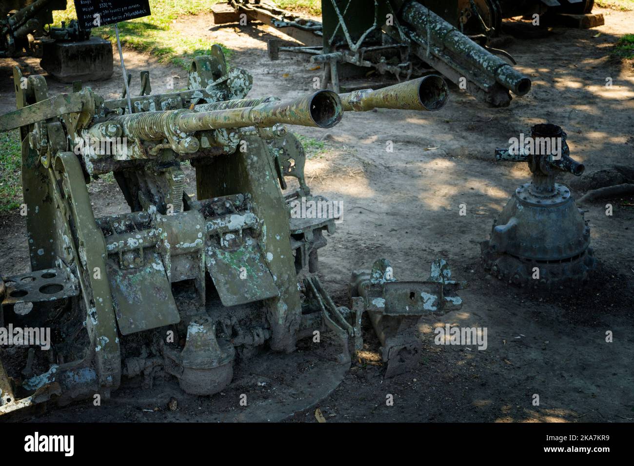 Esposizione di armi antiaeree giapponesi della seconda guerra mondiale, Museo della guerra di Kokopo, Kokopo, Papua Nuova Guinea Foto Stock