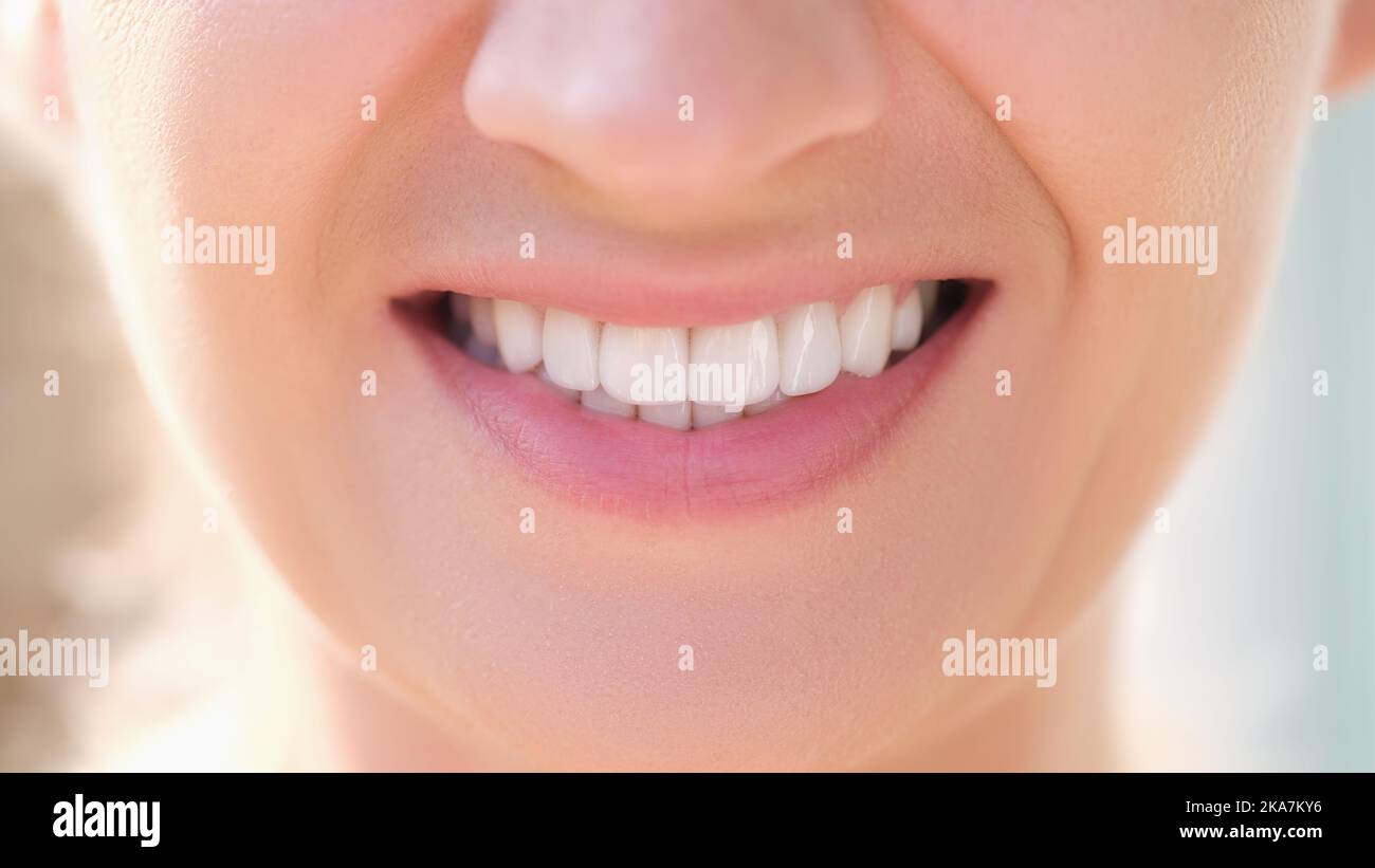 Donna sorridente felice con denti bianchi perfetti Foto Stock